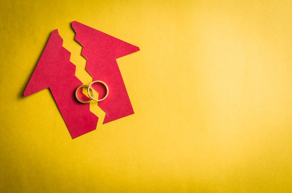 Liquidar bienes tras el divorcio: cómo repartir propiedades, coches y cuentas bancarias